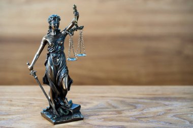 Bulanık arka plan üzerinde kör tanrıça Themis heykeli