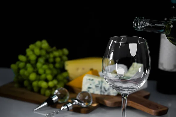 Queijo Apetitoso Com Uvas Vinho Fundo Madeira — Fotografia de Stock
