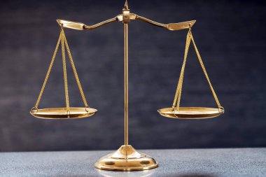 Bulanık arka planda izole edilmiş Themis ölçekleri