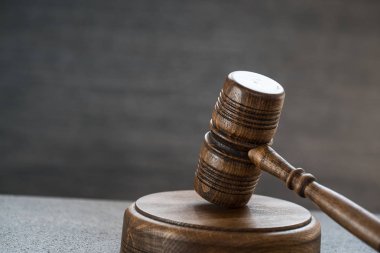 Bulanık arka planda büyük hakimin ahşap tokonu