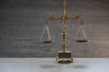 Bulanık arka planda izole edilmiş Themis ölçekleri