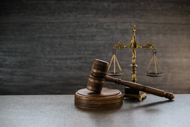 Bulanık arka planda büyük hakimin ahşap tokonu