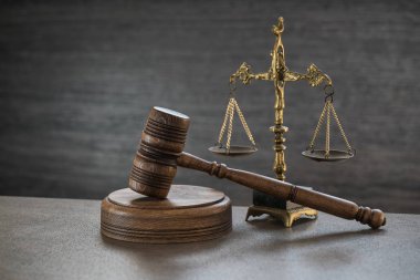 Bulanık arka planda büyük hakimin ahşap tokonu