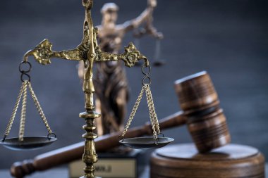 Bulanık arka plan üzerinde kör tanrıça Themis heykeli