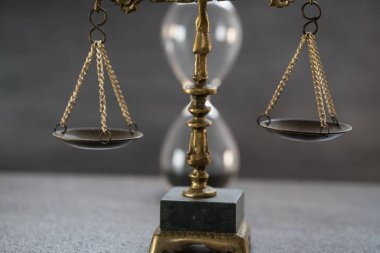 Bulanık arka planda izole edilmiş Themis ölçekleri