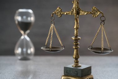 Bulanık arka planda izole edilmiş Themis ölçekleri