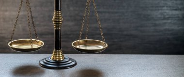 Bulanık arka planda izole edilmiş Themis ölçekleri