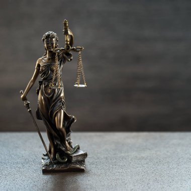 Bulanık arka plan üzerinde kör tanrıça Themis heykeli