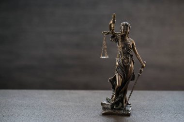 Bulanık arka plan üzerinde kör tanrıça Themis heykeli