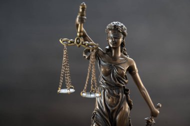 Bulanık arka plan üzerinde kör tanrıça Themis heykeli