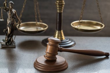 Bulanık arka planda büyük hakimin ahşap tokonu