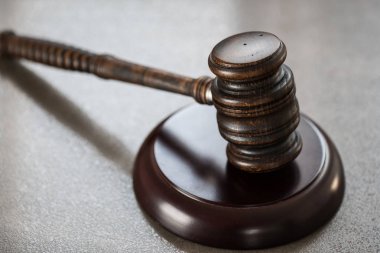 Bulanık arka planda büyük hakimin ahşap tokonu