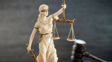 Bulanık arka plan üzerinde kör tanrıça Themis heykeli