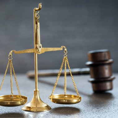 Bulanık arka planda izole edilmiş Themis ölçekleri