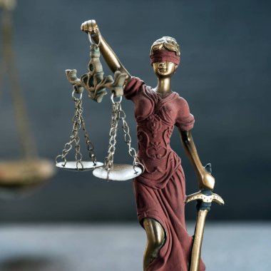 Bulanık arka plan üzerinde kör tanrıça Themis heykeli