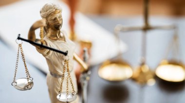 Bulanık arka plan üzerinde kör tanrıça Themis heykeli