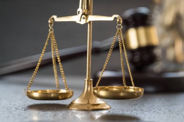 Bulanık arka planda izole edilmiş Themis ölçekleri