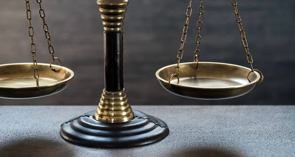 Bulanık arka planda izole edilmiş Themis ölçekleri