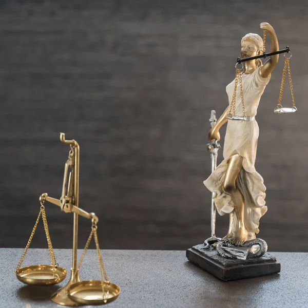 Statue Der Blinden Göttin Themis Auf Verschwommenem Hintergrund — Stockfoto