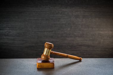 Bulanık arka planda büyük hakimin ahşap tokonu