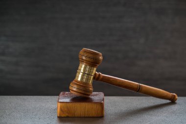 Bulanık arka planda büyük hakimin ahşap tokonu