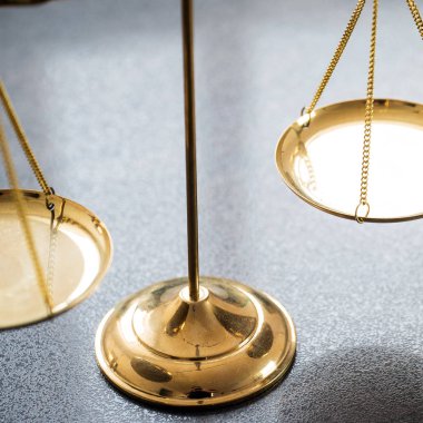 Bulanık arka planda izole edilmiş Themis ölçekleri