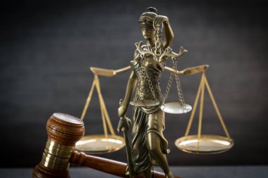 Bulanık arka plan üzerinde kör tanrıça Themis heykeli