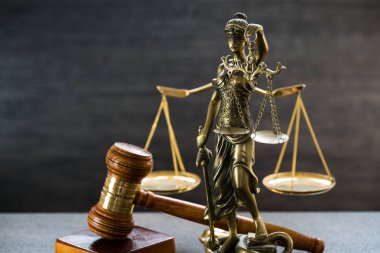 Bulanık arka plan üzerinde kör tanrıça Themis heykeli