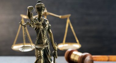 Bulanık arka plan üzerinde kör tanrıça Themis heykeli