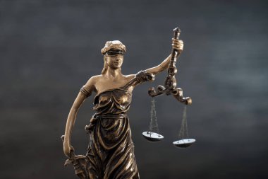Bulanık arka plan üzerinde kör tanrıça Themis heykeli