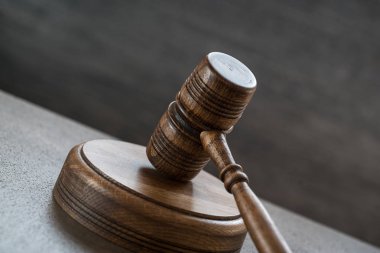 Bulanık arka planda büyük hakimin ahşap tokonu