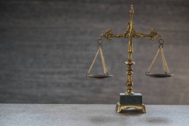 Bulanık arka planda izole edilmiş Themis ölçekleri