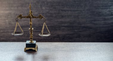 Bulanık arka planda izole edilmiş Themis ölçekleri