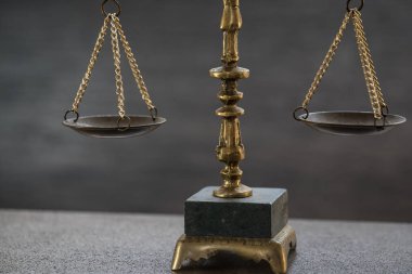 Bulanık arka planda izole edilmiş Themis ölçekleri