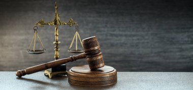 Bulanık arka planda büyük hakimin ahşap tokonu