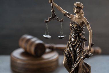 Bulanık arka plan üzerinde kör tanrıça Themis heykeli