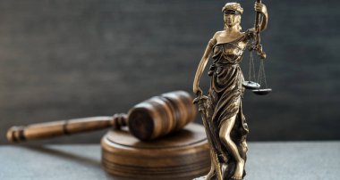 Bulanık arka plan üzerinde kör tanrıça Themis heykeli