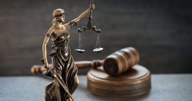 Bulanık arka plan üzerinde kör tanrıça Themis heykeli