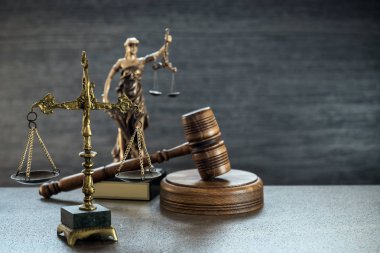 Bulanık arka plan üzerinde kör tanrıça Themis heykeli