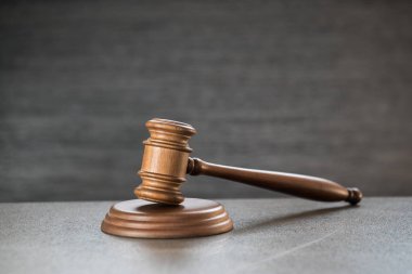 Bulanık arka planda büyük hakimin ahşap tokonu