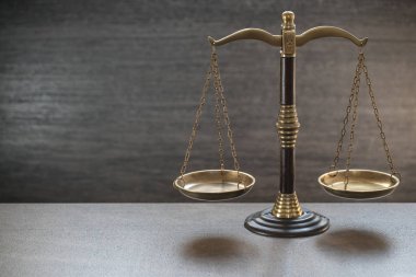 Bulanık arka planda izole edilmiş Themis ölçekleri