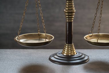 Bulanık arka planda izole edilmiş Themis ölçekleri