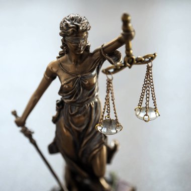 Bulanık arka plan üzerinde kör tanrıça Themis heykeli