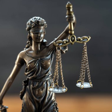 Bulanık arka plan üzerinde kör tanrıça Themis heykeli