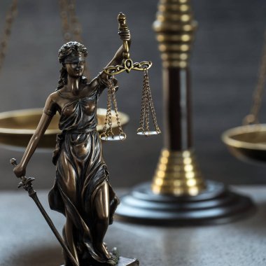 Bulanık arka plan üzerinde kör tanrıça Themis heykeli