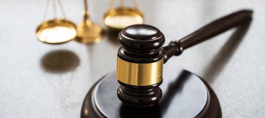 Bulanık arka planda büyük hakimin ahşap tokonu