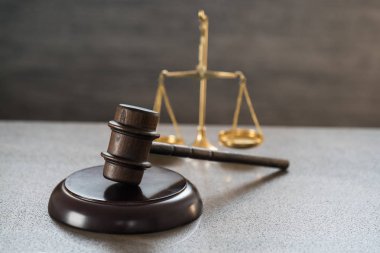 Bulanık arka planda büyük hakimin ahşap tokonu