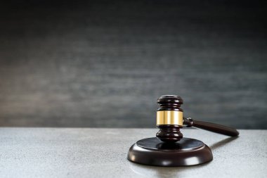 Bulanık arka planda büyük hakimin ahşap tokonu