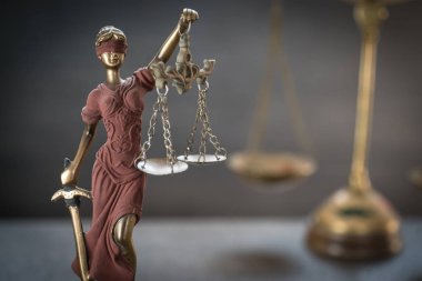 Bulanık arka plan üzerinde kör tanrıça Themis heykeli