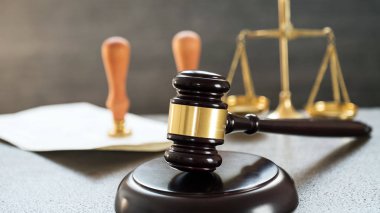 Bulanık arka planda büyük hakimin ahşap tokonu